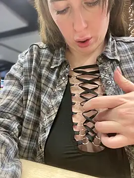 Snapshot of MommmyYummy chatting on 28, 10, 2025 MommmyYummy online show from 28, 10, 2025