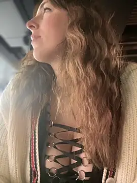 Snapshot of MommmyYummy chatting on 11, 11, 2025 MommmyYummy online show from 11, 11, 2025