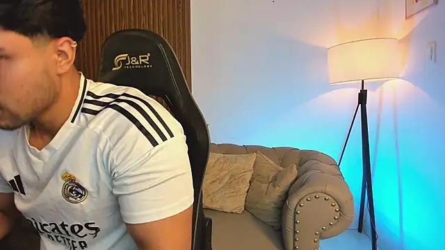 Snapshot of liam_collins21 chatting on 4, 3, 2026 liam collins21 online show from 4, 3, 2026