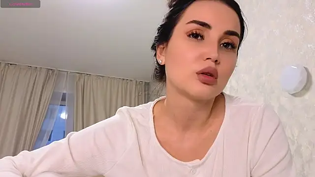 Snapshot of LaraSkinny chatting on 2, 4, 2026 LaraSkinny online show from 2, 4, 2026