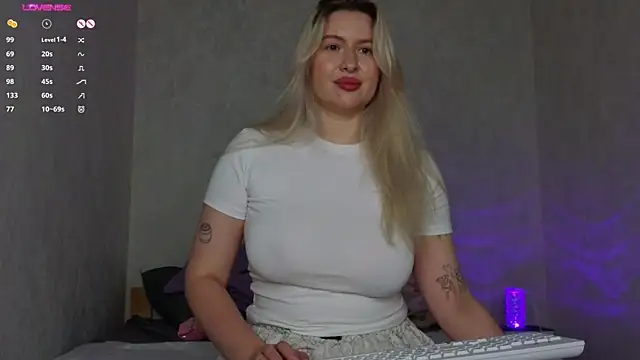 Snapshot of helen_frogg chatting on 12, 10, 2025 helen frogg online show from 12, 10, 2025