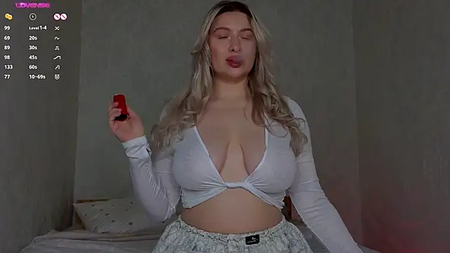 Snapshot of helen_frogg chatting on 18, 10, 2025 helen frogg online show from 18, 10, 2025