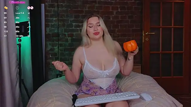 Snapshot of helen_frogg chatting on 29, 10, 2025 helen frogg online show from 29, 10, 2025