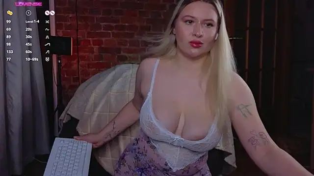 Snapshot of helen_frogg chatting on 1, 11, 2025 helen frogg online show from 1, 11, 2025