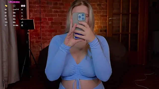 Snapshot of helen_frogg chatting on 22, 11, 2025 helen frogg online show from 22, 11, 2025