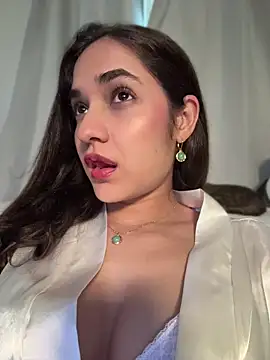 Snapshot of CuteeRose chatting on 8, 5, 2026 CuteeRose online show from 8, 5, 2026