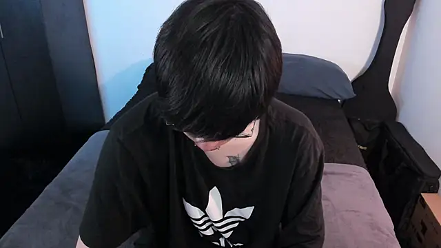 Snapshot of Aventure_Twinks chatting on 17, 4, 2026 Aventure Twinks online show from 17, 4, 2026