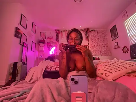 Snapshot of VixenCapri chatting on 5, 1, 2026 VixenCapri online show from 5, 1, 2026