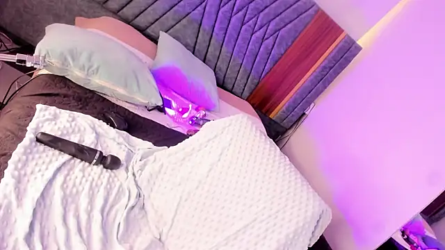 Hilary Smile  online show from 31, 1, 2025