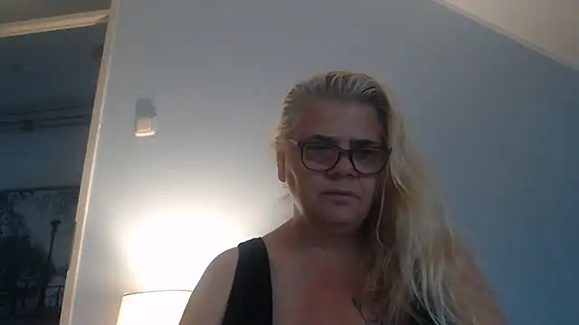 Snapshot of hotladymoon chatting on 26, 7, 2026 hotladymoon online show from 26, 7, 2026