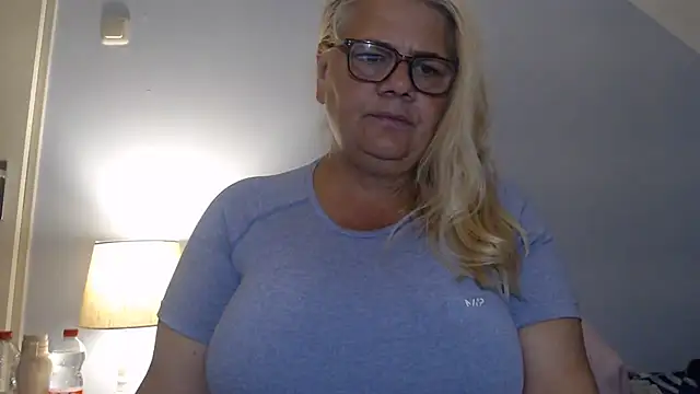 Snapshot of hotladymoon chatting on 27, 7, 2026 hotladymoon online show from 27, 7, 2026