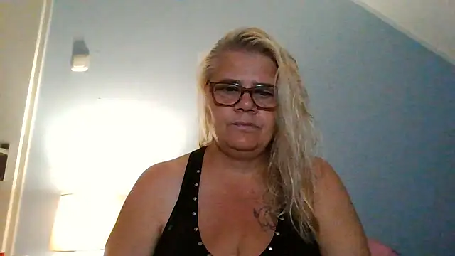 Snapshot of hotladymoon chatting on 28, 7, 2026 hotladymoon online show from 28, 7, 2026