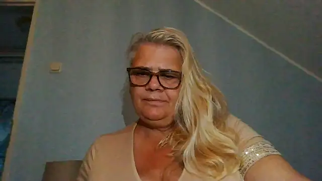 Snapshot of hotladymoon chatting on 30, 7, 2026 hotladymoon online show from 30, 7, 2026