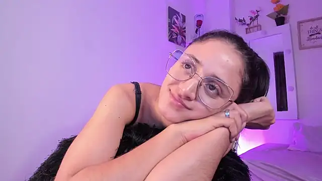 Snapshot of _Caroliinee_ chatting on 13, 3, 2025 Caroliinee online show from 13, 3, 2025