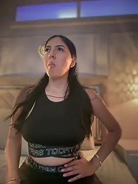 MarianaBenz online show from 1, 2, 2025