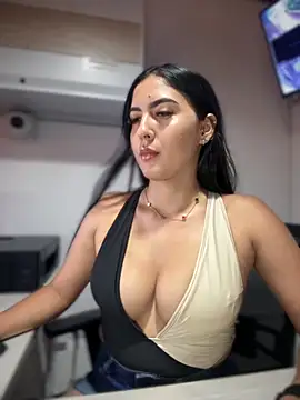 MarianaBenz online show from 4, 10, 2025