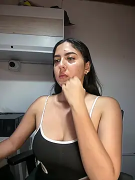 Snapshot of MarianaBenz chatting on 4, 4, 2026 MarianaBenz online show from 4, 4, 2026