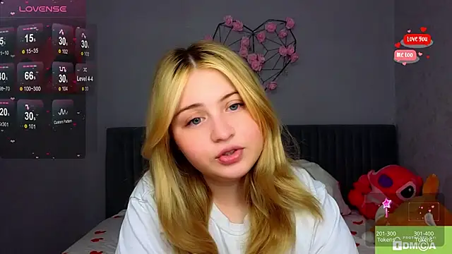 Snapshot of shy_blondiee chatting on 10, 12, 2024 shy blondiee online show from 10, 12, 2024