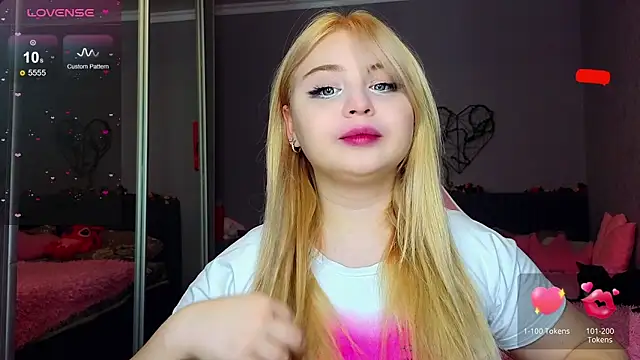 Snapshot of shy_blondiee chatting on 14, 2, 2025 shy blondiee online show from 14, 2, 2025