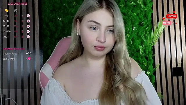 Snapshot of shy_blondiee chatting on 26, 10, 2025 shy blondiee online show from 26, 10, 2025