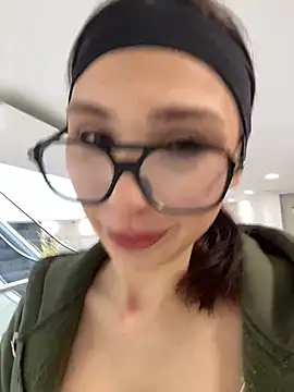 QuitieLia online show from 8, 1, 2025