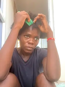 Snapshot of petiteebony_81 chatting on 18, 11, 2025 petiteebony 81 online show from 18, 11, 2025