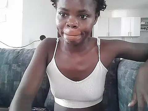 Snapshot of petiteebony_81 chatting on 14, 1, 2026 petiteebony 81 online show from 14, 1, 2026