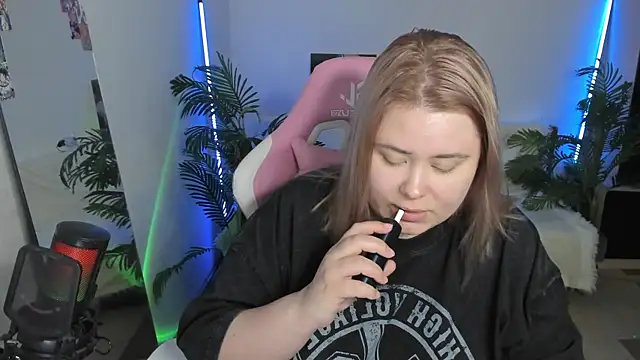 Snapshot of Akemi_BBW chatting on 1, 3, 2025 Akemi BBW online show from 1, 3, 2025