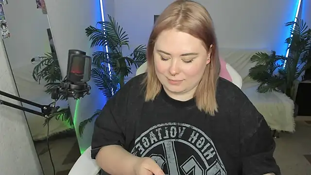 Snapshot of Akemi_BBW chatting on 2, 3, 2025 Akemi BBW online show from 2, 3, 2025