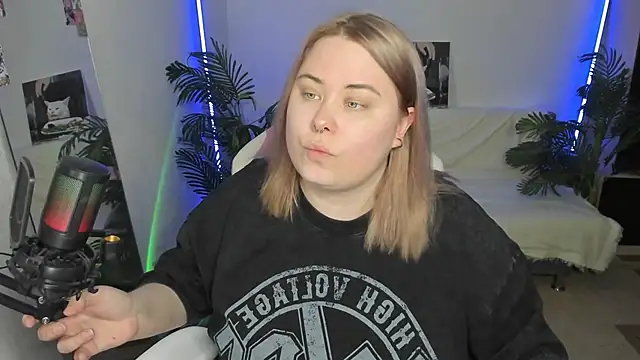 Snapshot of Akemi_BBW chatting on 4, 3, 2025 Akemi BBW online show from 4, 3, 2025