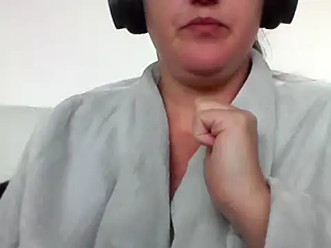 Snapshot of DragoneSFR chatting on 2, 2, 2025 DragoneSFR online show from 2, 2, 2025