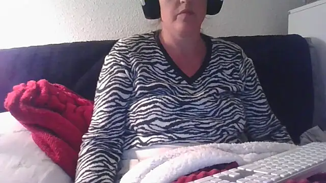 Snapshot of DragoneSFR chatting on 5, 10, 2025 DragoneSFR online show from 5, 10, 2025