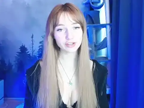 Snapshot of LuciaYoung chatting on 8, 1, 2025 LuciaYoung online show from 8, 1, 2025