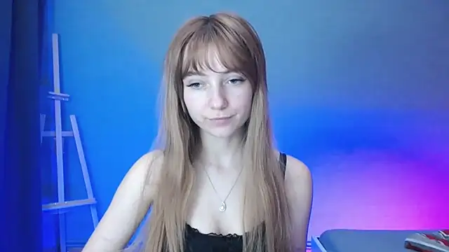 Snapshot of LuciaYoung chatting on 19, 1, 2025 LuciaYoung online show from 19, 1, 2025