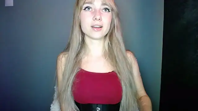 Snapshot of LuciaYoung chatting on 23, 10, 2025 LuciaYoung online show from 23, 10, 2025