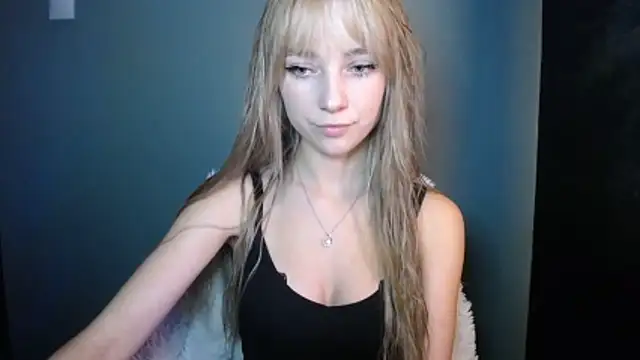 Snapshot of LuciaYoung chatting on 24, 10, 2025 LuciaYoung online show from 24, 10, 2025