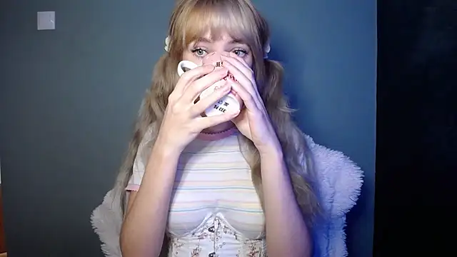 Snapshot of LuciaYoung chatting on 5, 11, 2025 LuciaYoung online show from 5, 11, 2025