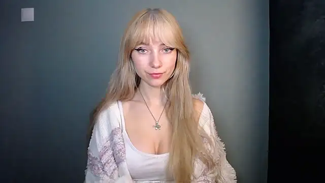 Snapshot of LuciaYoung chatting on 18, 11, 2025 LuciaYoung online show from 18, 11, 2025