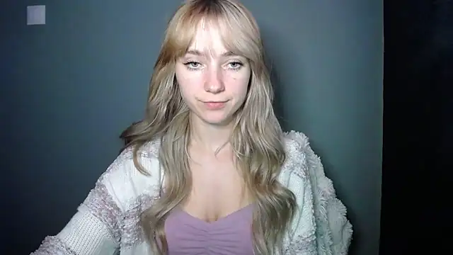 Snapshot of LuciaYoung chatting on 25, 11, 2025 LuciaYoung online show from 25, 11, 2025