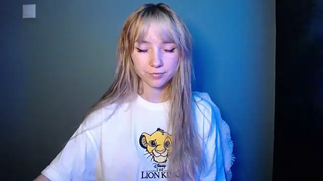 Snapshot of LuciaYoung chatting on 27, 11, 2025 LuciaYoung online show from 27, 11, 2025