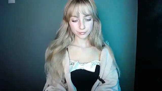 Snapshot of LuciaYoung chatting on 2, 12, 2025 LuciaYoung online show from 2, 12, 2025