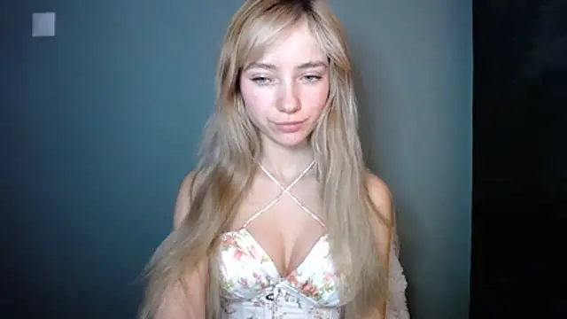 Snapshot of LuciaYoung chatting on 14, 12, 2025 LuciaYoung online show from 14, 12, 2025