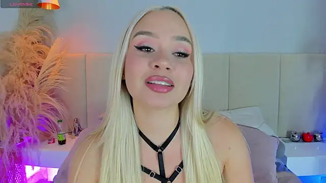 Snapshot of sofia_pamela chatting on 24, 9, 2025 sofia pamela online show from 24, 9, 2025