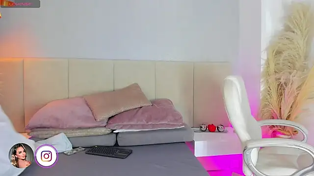 Snapshot of sofia_pamela chatting on 15, 12, 2025 sofia pamela online show from 15, 12, 2025