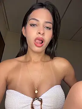 Snapshot of violetta-brown1 chatting on 10, 4, 2026 violetta-brown1 online show from 10, 4, 2026