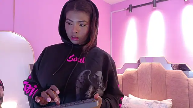 Snapshot of LoveQueen2 chatting on 1, 5, 2026 LoveQueen2 online show from 1, 5, 2026
