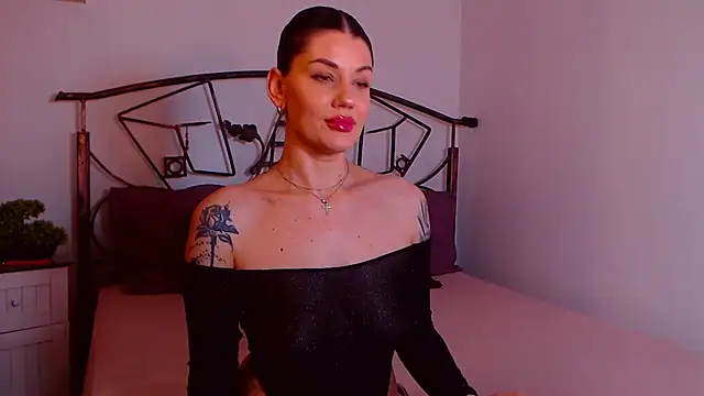 Snapshot of YvonneEverlee chatting on 8, 1, 2026 YvonneEverlee online show from 8, 1, 2026