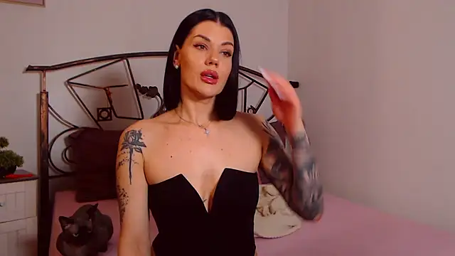 Snapshot of YvonneEverlee chatting on 8, 4, 2026 YvonneEverlee online show from 8, 4, 2026