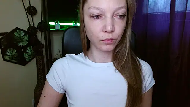 Snapshot of EmillyPlay chatting on 9, 4, 2026 EmillyPlay online show from 9, 4, 2026