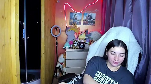 Fiery Brunette  online show from 18, 3, 2026